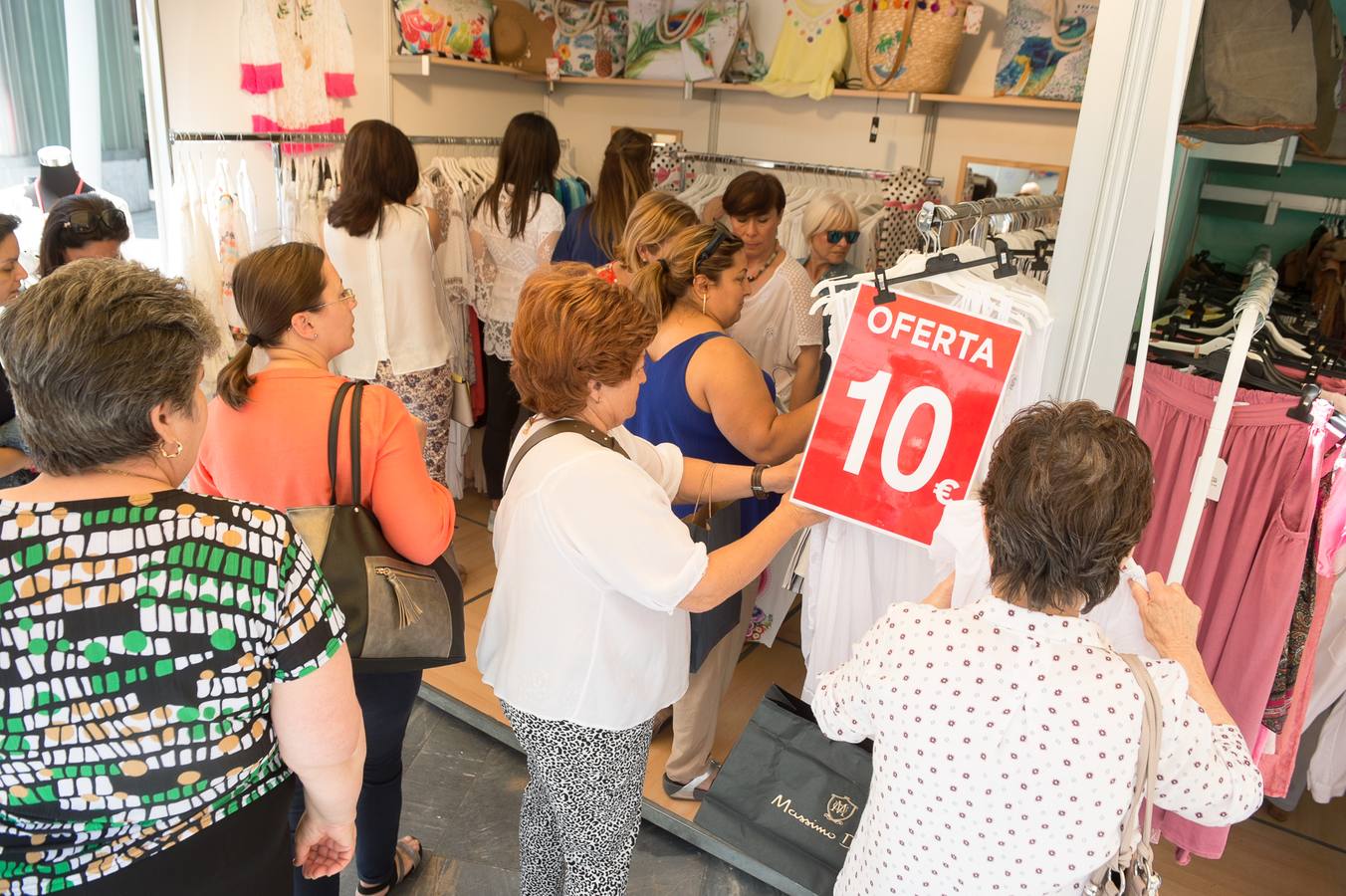 Los comercios, pertenecientes a la Asociación Área Murcia Centro, ponen a laventa ropa, calzado y complementos con precios rebajados 