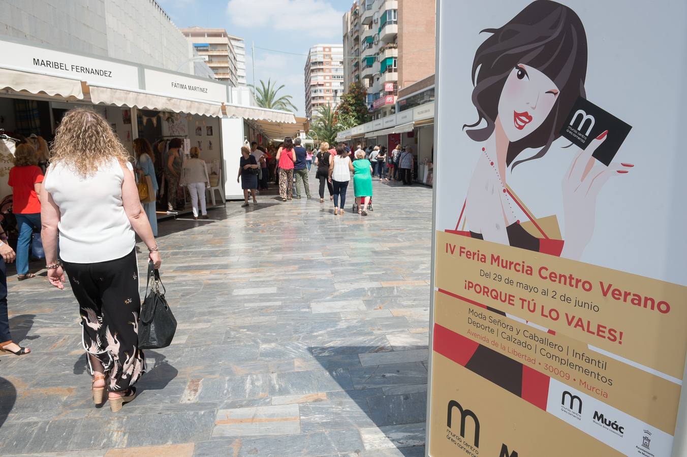 Los comercios, pertenecientes a la Asociación Área Murcia Centro, ponen a laventa ropa, calzado y complementos con precios rebajados 