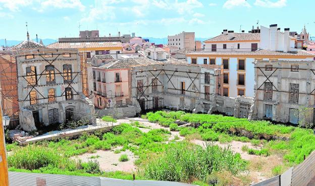 Solar vacío, con fachadas 'apeadas', destinado al futuro Palacio de Justicia y donde no se observa ningún trabajo.