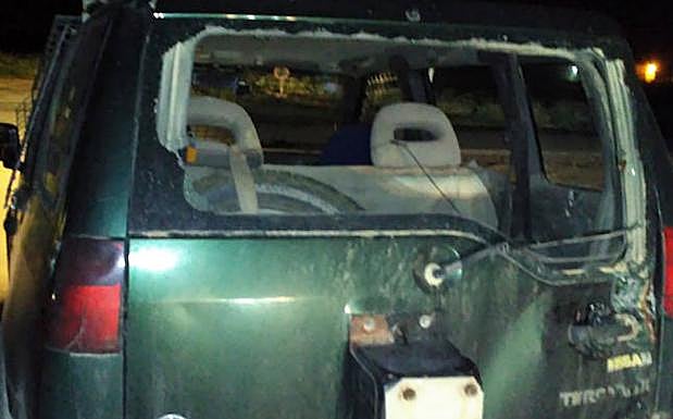 El vehículo de seguridad apedreado por el grupo desarticulado. 