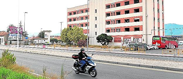 El hostal de la Ciudad del Transporte, abandonado desde hace años, tiene tapiada la planta baja.