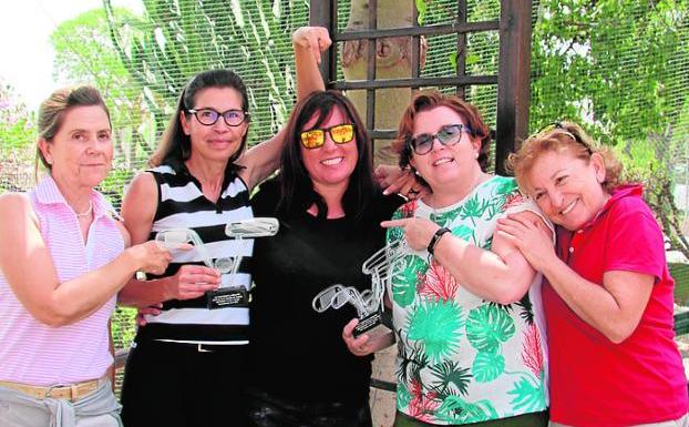 Alumnas agradecidas. Maloles Durán, Anja Bez, Mercedes Guillén y Carmen Balsalobre, señalan a la culpable de sus progresos en el golf, la 'pro' Maribel Romero (centro).