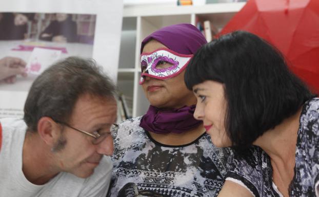 Ignacio Pardo y Alhambra Estevez, coordinador y trabajadora social de Cats, junto a una trabajadora del sexo en Mucia. 