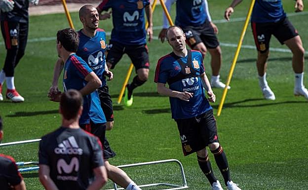 Azpilicueta, Silva e Iniesta, tres de los que estuvieron en Brasil, durante un entrenamiento de la selección.