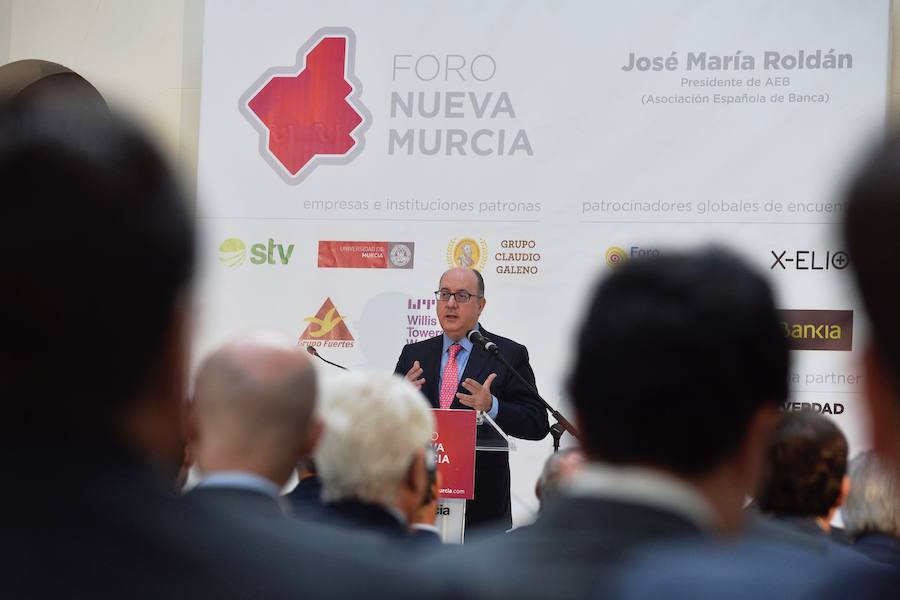 El presidente de la Asociación Española de Banca dibuja en Murcia el nuevo escenario en el que actualmente operan los bancos debido a la incesante regulación, la vertiginosa transformación digital, las dificultades actuales del negocio y el lastre inmobiliario