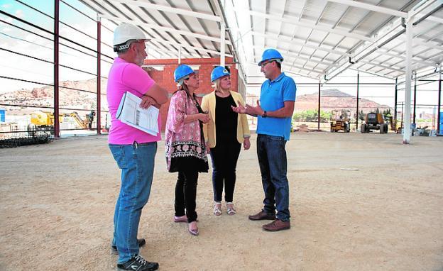 La alcaldesa (2d), ayer, durante su visita a las obras.