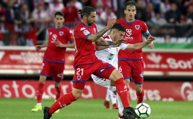 Lance del partido entre el Numancia y la Cultural.