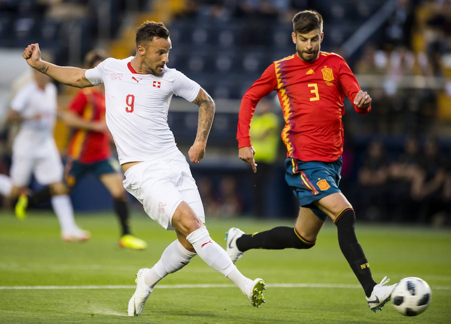 El Estadio de la Cerámica acoge este amistoso de preparación para el Mundial, competición en la que España debutará el viernes 15 ante Portugal, mientras que Suiza tendrá que esperar dos días más para enfrentarse a su primer rival, la Brasil de Neymar.