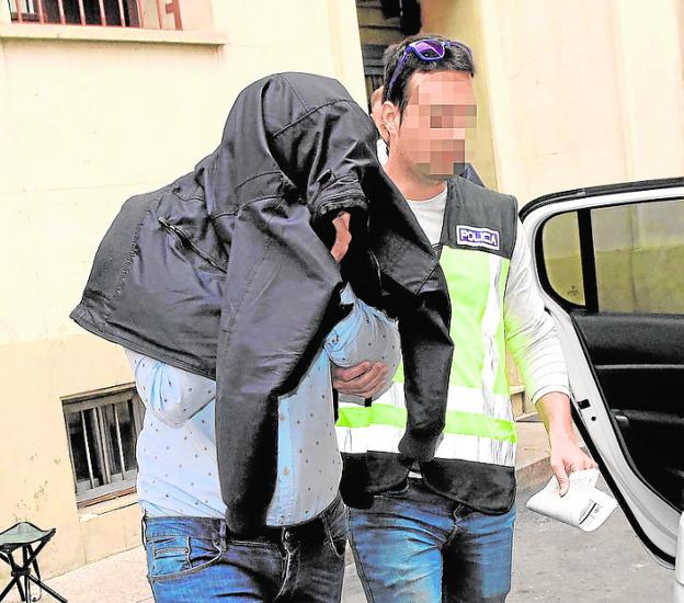 El presunto cabecilla de la trama en la Región, Miguel T.M., siendo conducido hacia el juzgado de Elche el pasado abril.
