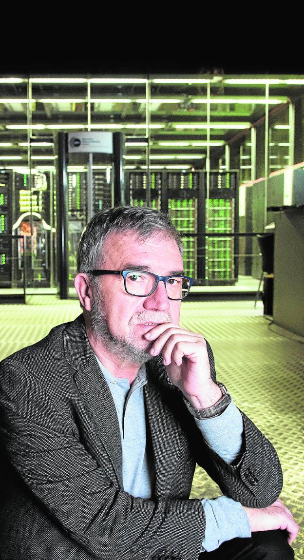 Mateo Valero posa en la sala central del Centro Nacional de Supercomputación, en Barcelona.