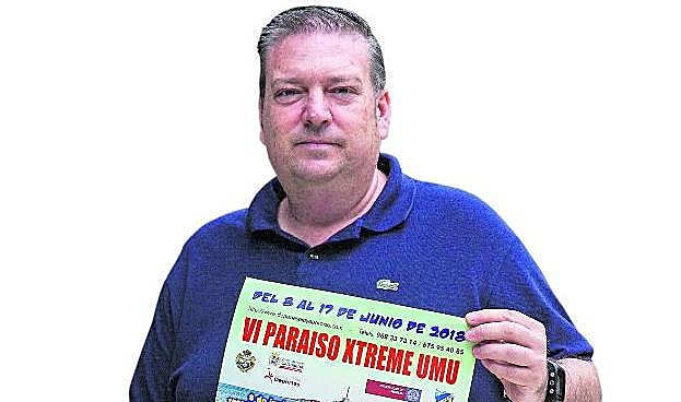 Julio González, con el cartel de la Paraíso Xtreme.