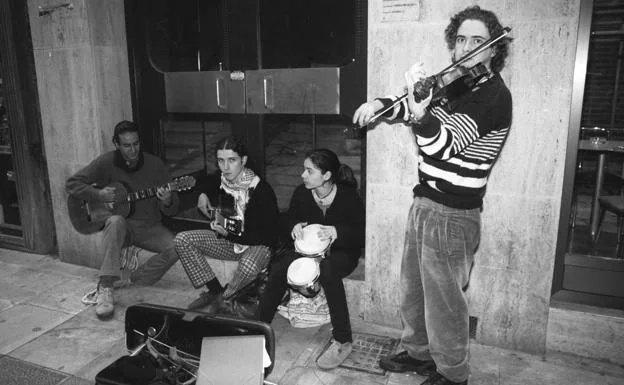 Estudiantes del conservatorio de Murcia tocando en la calle en marzo de 1998.