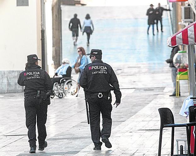 Dos agentes de la Policía Local patrullan por el casco histórico, en una imagen de archivo.