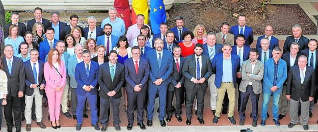 Miembros del Gobierno regional, PP, PSOE y Cs posan junto a los representantes de la Mesa del Agua tras la firma del pacto regional, ayer en San Esteban.
