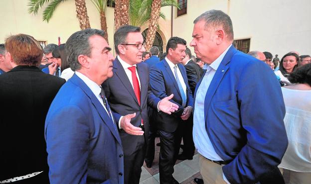 Jesús Navarro y Diego Conesa dialogan con el presidente de los regantes del Trasvase, Lucas Jiménez, ayer en San Esteban.