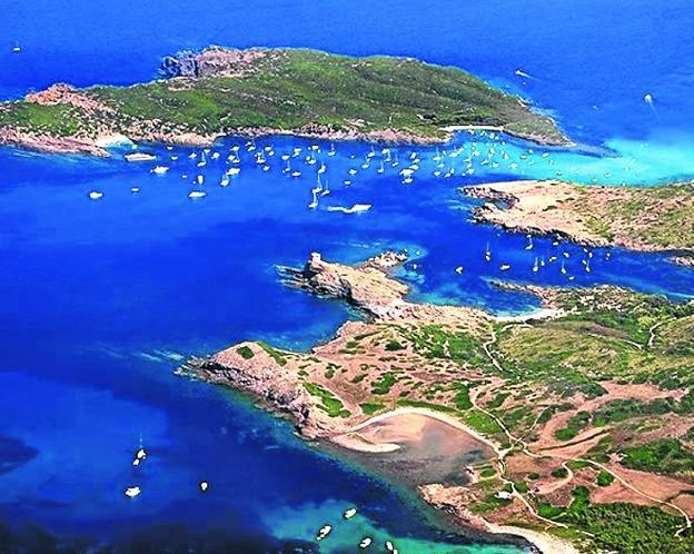 Vista desde las alturas, la isla de Colom se presenta como un destino de embarcaciones de recreo. 