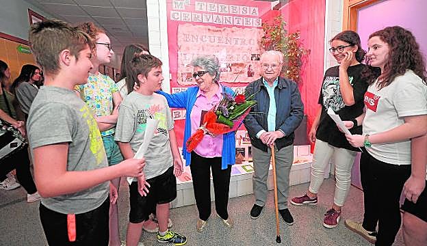 Alumnos del IES de Llano de Brujas que recitaron versos de María Teresa Cervantes y Sánchez Bautista, ayer, en el festival poético.