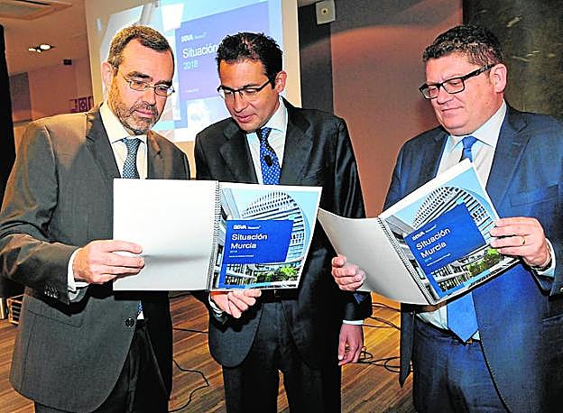 Alberto Charro, Miguel Cardoso y Alberto Carretón, director de zona de Murcia de BBVA, en la presentación de ayer.