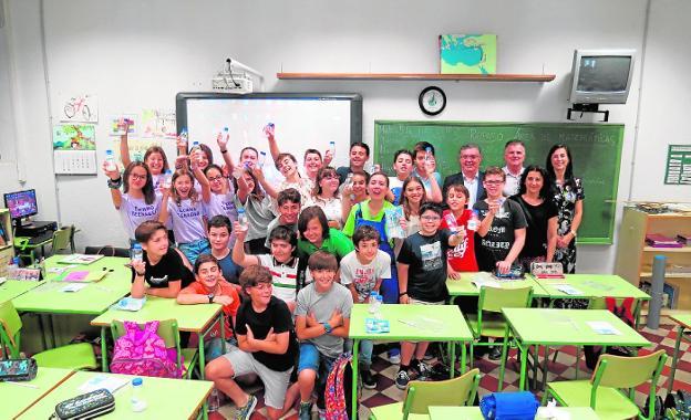 Alumnos del colegio Cierva Peñafiel recibieron la visita del gerente de Aguas de Murcia.