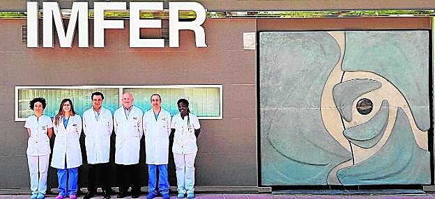 El doctor Callizo (3i), fundador de Imfer, con parte de su equipo médico y coordinadoras internacionales. IMFER