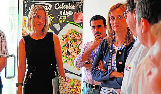 Esther Marín (i) y la alcaldesa Zapata, ayer, en la empresa.