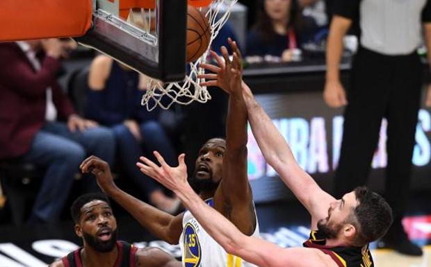 Durant pone a los Warriors a un triunfo del título