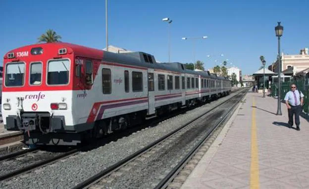 Un cercanías llegando a la estación de El Carmen. 