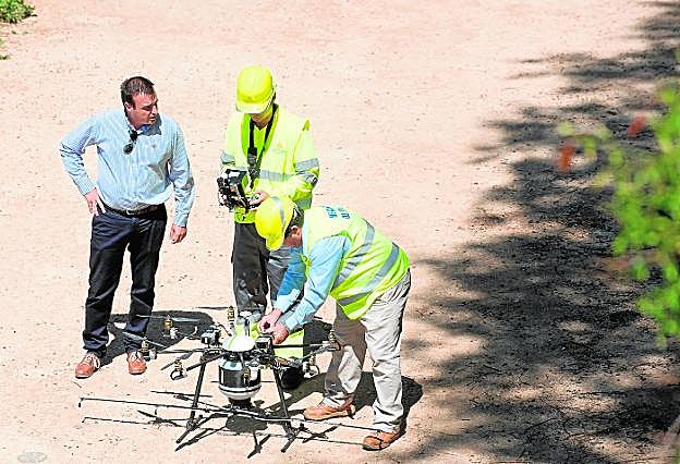 Especialistas de Lokímica preparan los drones para una demostración, ayer, en el río. Arriba, un murciélago en una de las jaulas