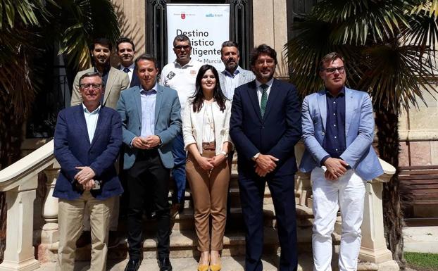 La consejera de Turismo y Cultura, Miriam Guardiola, con el alcalde de Lorca, Fulgencio Gil, y miembros del sector turístico local tras la presentación de las aplicaciones de turismo. 