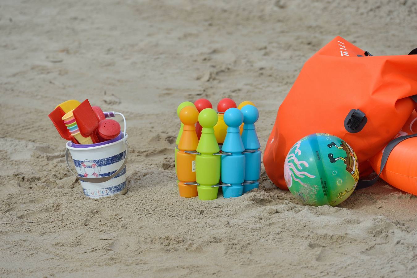 El paseo se inicia en el aparcamiento de Mil Palmeras, situado en primera línea de la playa del Río Seco.