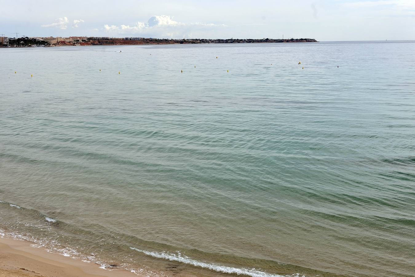 El paseo se inicia en el aparcamiento de Mil Palmeras, situado en primera línea de la playa del Río Seco.