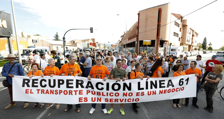 Los vecinos de Aljucer, San Ginés y El Palmar salen a la carretera de El Palmar para exigir el restablecimiento del servicio con el lema 'El transporte público no es un negocio, es un servicio'