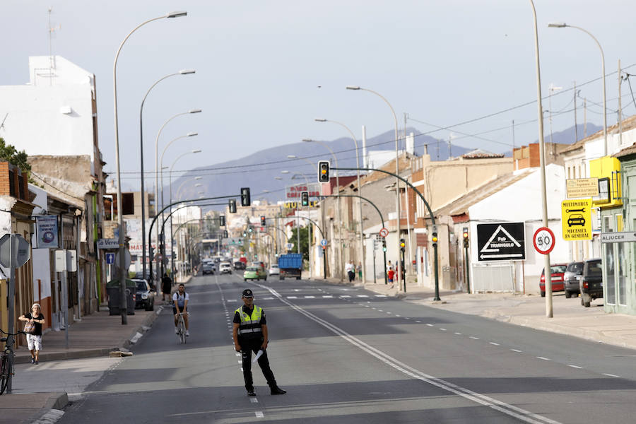 Los vecinos de Aljucer, San Ginés y El Palmar salen a la carretera de El Palmar para exigir el restablecimiento del servicio con el lema 'El transporte público no es un negocio, es un servicio'