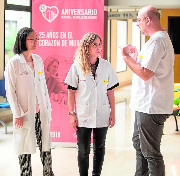 Tzu Chen, Ana María Hurtado y Andrés Jerez conversan en el hospital Morales Meseguer.