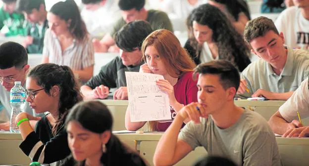 Un grupo de estudiantes realiza, ayer, el primer examen de las pruebas de acceso en el Aulario Norte de Espinardo.