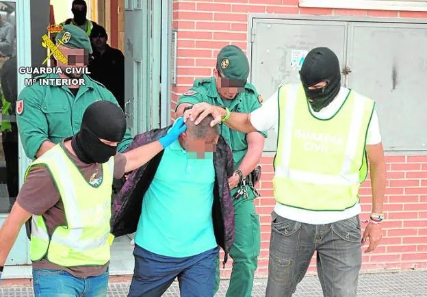 Agentes del servicio de Información de la Guardia Civil durante el arresto del presunto cabecilla en su casa de Guadalupe.