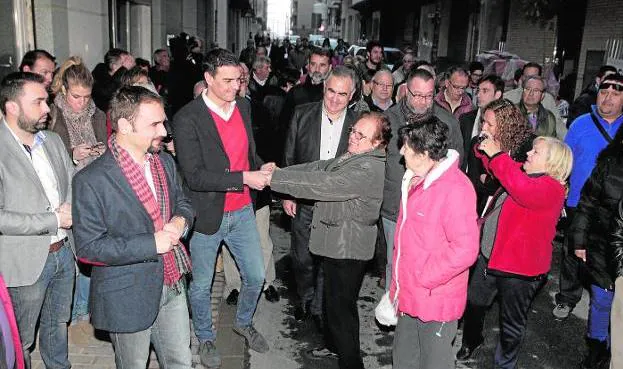 Pedro Sánchez Pérez-Castejón durante la visita que realizó en febrero de 2015 a la 'zona cero' del terremoto, el barrio de La Viña.