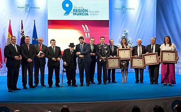 López Miras se hace la foto de familia con los galaronados en el Día de la Región.
