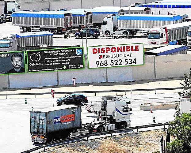 Un camión pasa frente al Depósito Franco, ayer.