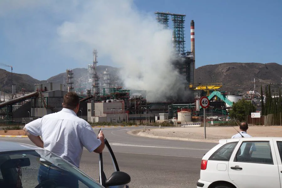 Repsol atendió a diez trabajadores por «afectaciones leves» en su servicio médico y dio por finalizada la situación a las 13 horas. Emergencias aconsejó a los vecinos evitar salir a la calle y cerrar puertas y ventanas