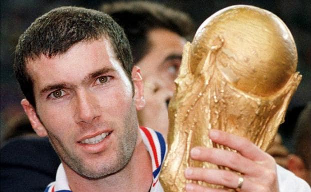 Zidane, con la Copa del Mundo de 1998.
