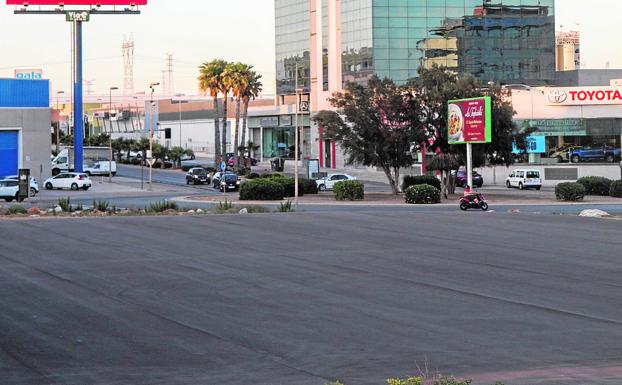 Solar recién asfaltado entre la sede de Upper y el pabellón de Cabezo Beaza.