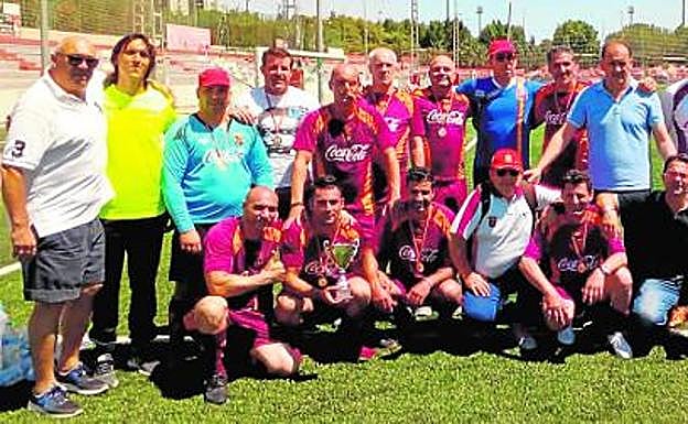 Los componentes de los equipos de fútbol de los centros penitenciarios de Sangonera y Campos del Río, al final del partido jugado ayer.