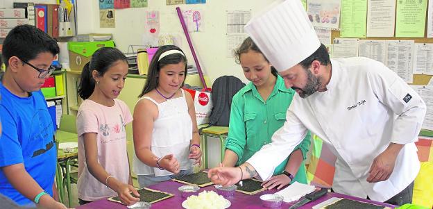El chef Tomás Écija impartiendo un taller saludable a los escolares del colegio Alzabara.