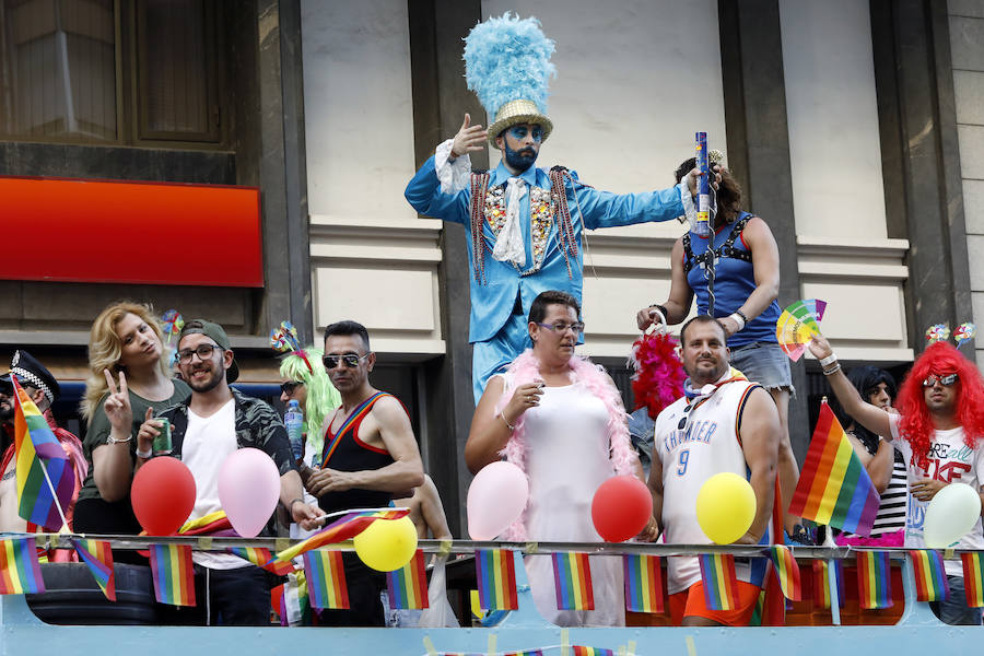 Las asociaciones que trabajan en la Región contra la discriminación sexual reivindican en una manifestación-desfile por la ciudad la educación afectiva para combatir la violencia social y los delitos de odio contra gays, lesbianas y transexuales