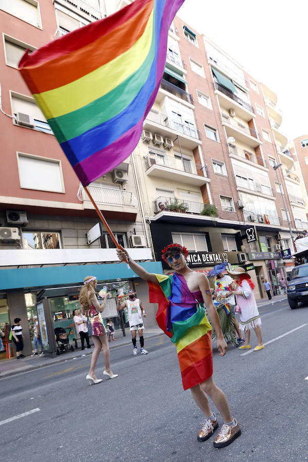 Las asociaciones que trabajan en la Región contra la discriminación sexual reivindican en una manifestación-desfile por la ciudad la educación afectiva para combatir la violencia social y los delitos de odio contra gays, lesbianas y transexuales