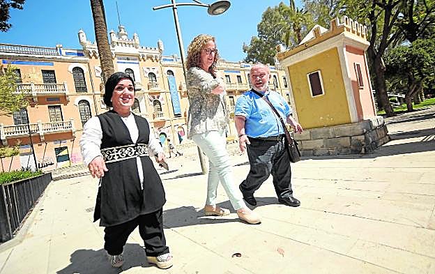 Susana Sempere, presidenta de la Asociación Crecer, pasea por Murcia junto a Gregoria y Juanvi.