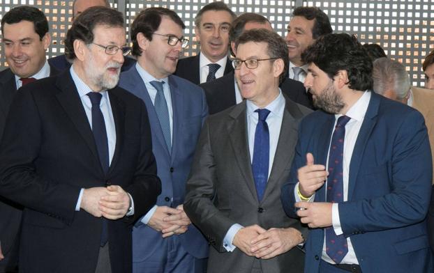 Mariano Rajoy charla con Núñez Feijóo y López Miras, en una reunión de los barones territoriales del PP en Madrid celebrada el 12 de febrero pasado.