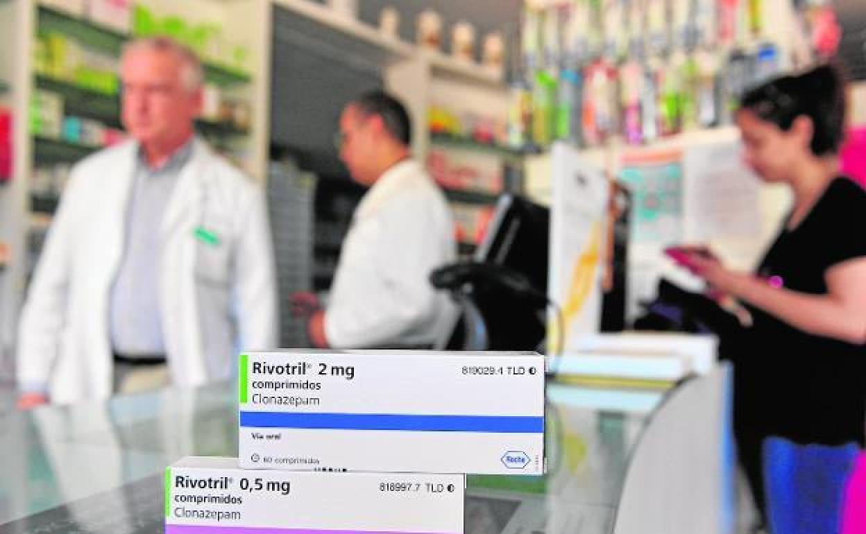Envases de Rivotril en una oficina de farmacia de Murcia.