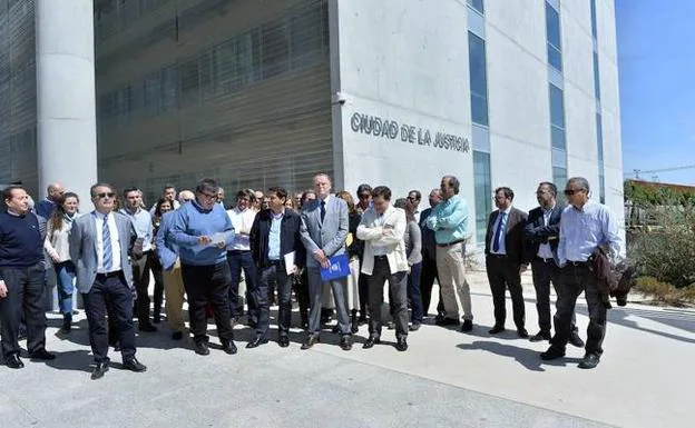 Concentración de jueces y fiscales a las puertas de la Ciudad de la Justicia de Murcia.